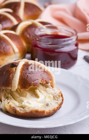 Schöne traditionelle Ostern Hot Cross Buns am Feiertag Tabelle Stockfoto