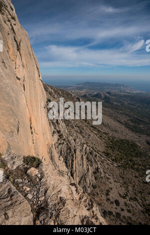 Benidorm Stadt aus einer Kletterroute genannt Espolón Zentrale, Puig Campana Berg, Finestrat Dorf, Provinz Alicante, Spanien ein Stockfoto