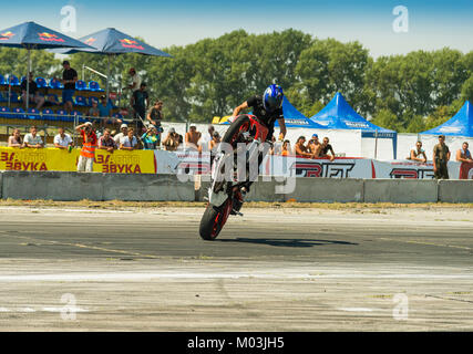 Winnyzja, Ukraine-July 25, 2015: Unbekannter stunt Biker das Publikum unterhalten vor Beginn der Meisterschaft von Driften auf Juli 25,2015 in Vinn Stockfoto