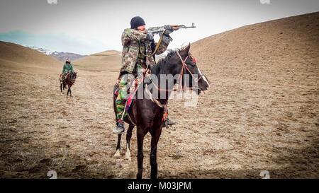 Standbild aus einer Propaganda Video veröffentlicht 14. Januar 2018 Übersicht Taliban Kämpfer zu Pferd in einem Trainingslager in der Provinz Faryab, Afghanistan. Stockfoto