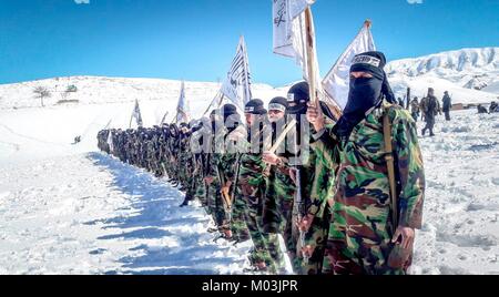 Standbild aus einer Propaganda Video veröffentlicht 14. Januar 2018 übersicht Taliban-kämpfer in einem schneebedeckten Berg Ausbildungslager in der Provinz Faryab, Afghanistan. Stockfoto