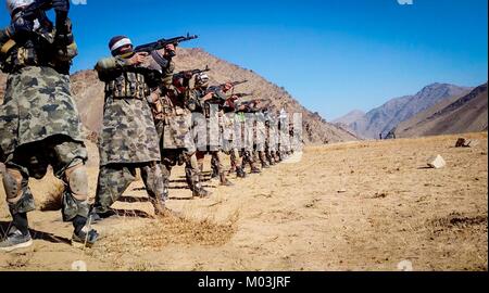 Standbild aus einer Propaganda Video veröffentlicht 14. Januar 2018 übersicht Taliban-kämpfer in einem Trainingslager in der Provinz Faryab, Afghanistan. Stockfoto