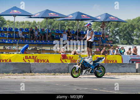 Winnyzja, Ukraine-July 25, 2015: Unbekannter stunt Biker das Publikum unterhalten vor Beginn der Meisterschaft von Driften auf Juli 25,2015 in Vinn Stockfoto