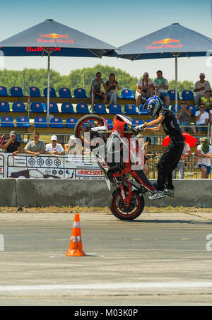 Winnyzja, Ukraine-July 25, 2015: Unbekannter stunt Biker das Publikum unterhalten vor Beginn der Meisterschaft von Driften auf Juli 25,2015 in Vinn Stockfoto