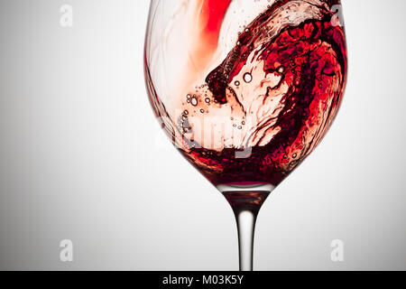 Der Wein wird in ein Glas gießen. Stockfoto