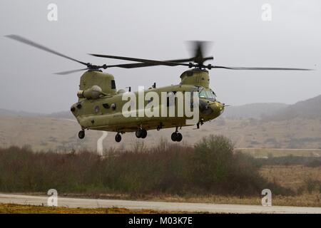 Eine "schwarze Katze" CH-47 Chinook Hubschrauber Besatzung zu Unternehmen B zugeordnet sind, 2. Allgemeine Unterstützung Aviation Battalion, 227 Aviation Regiment, 1 Combat Aviation Brigade, 1.Kavallerie Division, Erstellt am Hohenfels Training Area, Deutschland, Jan. 16, 2018 zu landen. Stockfoto