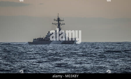 Der Arleigh-burke-Klasse geführte Anti-raketen-Zerstörer USS Wayne E.Meyer (DDG108) die Durchfuhr den Pazifischen Ozean in der Nähe der Nimitz-Klasse Flugzeugträger USS Carl Vinson (CVN 70). Stockfoto