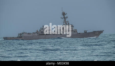 Der Arleigh-burke-Klasse geführte Anti-raketen-Zerstörer USS Wayne E.Meyer (DDG108) die Durchfuhr den Pazifischen Ozean in der Nähe der Nimitz-Klasse Flugzeugträger USS Carl Vinson (CVN 70). Stockfoto