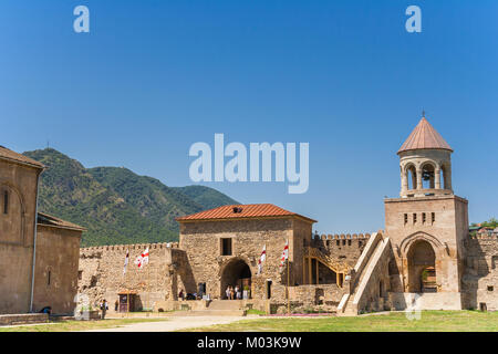 Eingangstor und Glockenturm der Kathedrale Svetitskhoveli in Mtskheta, Georgien Stockfoto