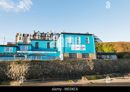 Die sieners Arms Pub mit Blick auf den Strand von Perranporth, Cornwall, England, Großbritannien, Großbritannien. Stockfoto