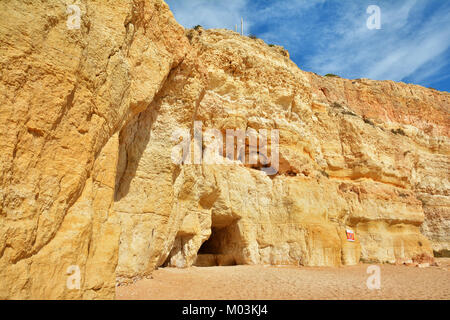 Meer Höhle an der Küste der Algarve in der Nähe von Benagil, Portugal, Europa. Natur Geologie vom Boot Reise gesehen. Stockfoto