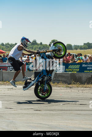 Winnyzja, Ukraine-July 25, 2015: Unbekannter stunt Biker das Publikum unterhalten vor Beginn der Meisterschaft von Driften auf Juli 25,2015 in Vinn Stockfoto