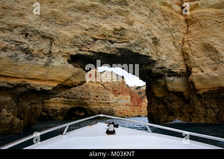 Meer Höhle an der Küste der Algarve in der Nähe von Benagil, Portugal, Europa. Natur Geologie vom Boot Reise gesehen. Stockfoto