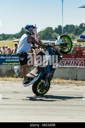 Winnyzja, Ukraine-July 25, 2015: Unbekannter stunt Biker das Publikum unterhalten vor Beginn der Meisterschaft von Driften auf Juli 25,2015 in Vinn Stockfoto