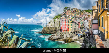 Panoramablick von Riomaggiore, eines der fünf berühmten Fischer Dörfer der Cinque Terre in Ligurien, Italien Stockfoto