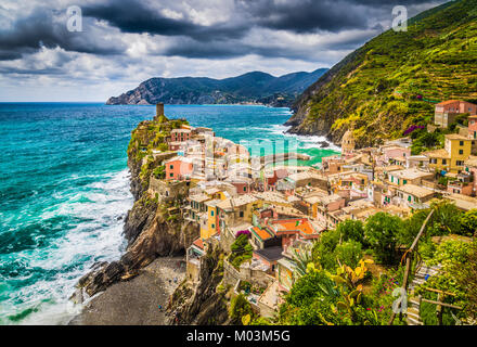 Schöne Aussicht von Vernazza, eines der fünf berühmten Fischer Dörfer der Cinque Terre mit dramatischen Wolkengebilde bei Sonnenuntergang in Ligurien, Italien Stockfoto