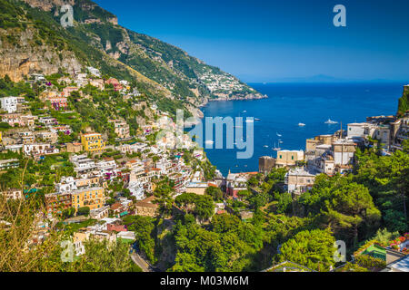 Malerischen Postkarten-Blick auf die Stadt Positano an berühmten Amalfiküste mit Golf von Salerno im schönen Abendlicht, Kampanien, Italien Stockfoto