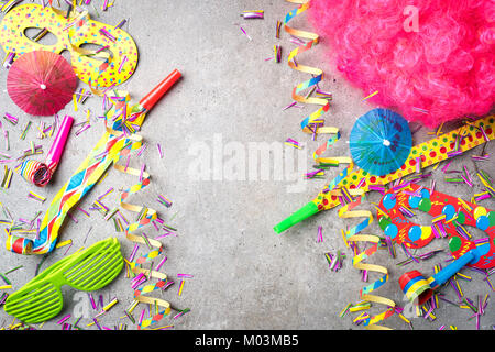 Bunte Zubehör von Drittanbietern auf grauem Hintergrund Stockfoto