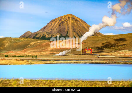 Geothermale Landschaft an der Krafla Bjarnarflag Kieselgur Kraftwerk mit See Myvatn und Hlidarfjall Berg im Hintergrund, Myvatn, nördlichen Stockfoto