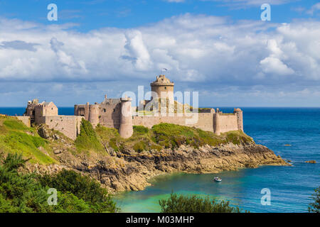 Beautiful view of famous Fort-La-Latte castle on the Cote d'Emeraude, commune of Frehel, Cotes-d'Armor, Brittany, France Stockfoto