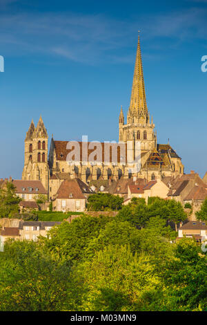 Historische Stadt Autun mit berühmten Kathedrale Saint-Lazare d'Autun auf einem Hügel im goldenen Abendlicht bei Sonnenuntergang, Saone-et-Loire, Burg Stockfoto