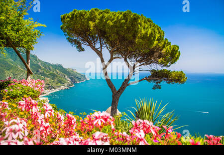 Malerischen Postkarten-Blick auf berühmte Amalfiküste mit Golf von Salerno aus Gärten der Villa Rufolo in Ravello, Kampanien, Italien Stockfoto