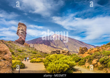 Roque Cinchado Einzigartige Felsformation mit berühmten Pico del Teide Vulkan Gipfel im Hintergrund an einem sonnigen Tag, Teneriffa, Kanarische Inseln Stockfoto