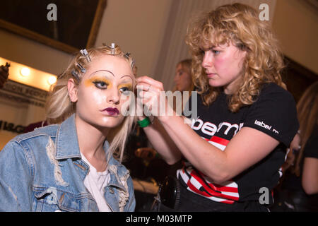 London, UK, 15. September 2017, Modell backstage bei Michaela Frankova SS 18 zeigen, Fashion Scout, LFW SS 18. Freimaurer Hall. Mariusz Goslicki/Alamy Stockfoto