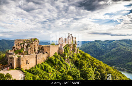 Wunderschöne Landschaft mit Burgruine Aggstein und Donau bei Sonnenuntergang in der Wachau, Österreich Stockfoto