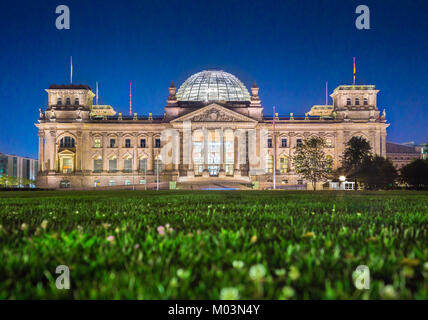 Panoramablick auf den berühmten Reichstag, Sitz des deutschen Parlaments (Deutscher Bundestag), in der Dämmerung während der Blauen Stunde in der Dämmerung, Berlin, Deutschland Stockfoto