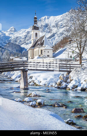 Panoramablick auf die malerische Winterlandschaft in den Bayerischen Alpen mit berühmten Pfarrkirche St. Sebastian in der Gemeinde Ramsau, Nationalpark Berch Stockfoto