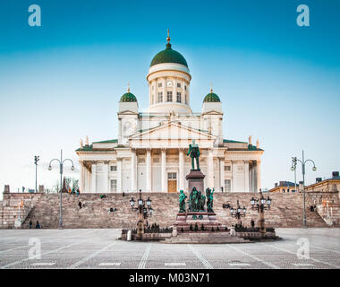 Schönen Blick auf die berühmte Kathedrale von Helsinki im schönen Abendlicht, Helsinki, Finnland Stockfoto