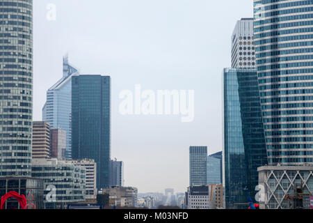 PARIS, Frankreich, 20. Dezember 2017: La Defense Bezirk Skyline mit Champs Elysees und Arc de Triomphe im Hintergrund. La Defense ist die wichtigste Busin Stockfoto