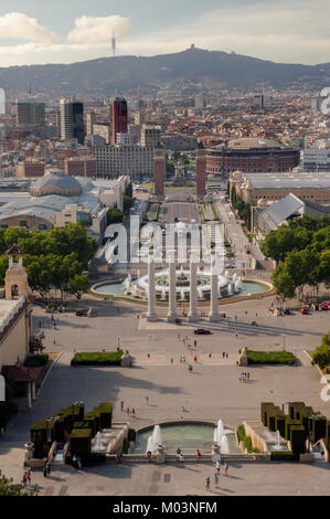 Dieses Bild ist von Barcelona, Spanien. Der Blick ist von der Montjuic Gegend, mit Blick auf die Placa d'Espanya, mit den venezianischen Türmen und dem Magic Fountain Stockfoto