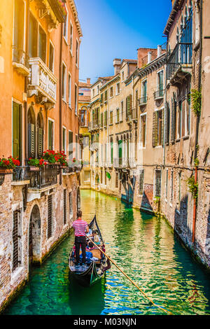Schöne Szene mit traditionellen Gondel und Kanal in Venedig, Italien Stockfoto