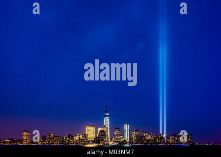 Tribute in Light New York City Skyline New York Harbor Manhattan New York, New York, USA Stockfoto