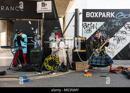 Die Phantom Limbs spielen Ihre einzigartige Marke von Punk und Rock außerhalb Shoreditch, London UK Stockfoto