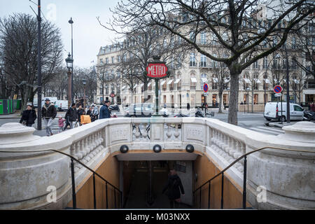 PARIS, Frankreich, 20. Dezember 2017: Pariser Metrostation auf der Champs Elysees Avenue mit einem typischen alten Zeit U-Zeichen eine straßenlaterne Kombiniert. Paris un Stockfoto