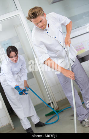 Professionelle Reinigungsmittel in einem industriellen Küche arbeiten Stockfoto