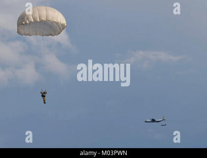 Fallschirm Vordächer füllen Sie den Himmel als Fallschirmjäger aus acht Ländern Land am Houtdorperveld Drop Zone während Falcon Sprung Sept. 15, 2017, Valkenburg, Niederlande. (U.S. Air Force Stockfoto