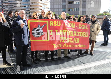 Neapel, Italien. 18 Jan, 2018. "In seinem Labor "Krise, 74 Arbeitnehmer, die dem Risiko der Entlassung. Der Protest der Arbeiter vor der Zentrale der "regionalen Rat' (Consiglio Regionale) der Region Kampanien (Latium) Credit: Salvatore Esposito/Pacific Press/Alamy leben Nachrichten Stockfoto