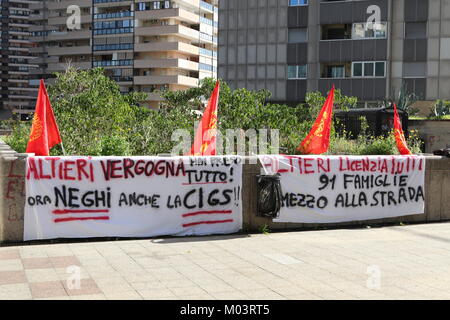 Neapel, Italien. 18 Jan, 2018. "In seinem Labor "Krise, 74 Arbeitnehmer, die dem Risiko der Entlassung. Der Protest der Arbeiter vor der Zentrale der "regionalen Rat' (Consiglio Regionale) der Region Kampanien (Latium) Credit: Salvatore Esposito/Pacific Press/Alamy leben Nachrichten Stockfoto