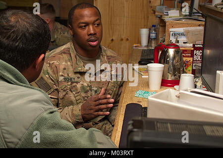 Der afghanischen nationalen Polizei (ANP) 303rd Zone G8-Offizier Oberstleutnant Mohammad Dawood (links) trifft sich mit der Task Force Südosteuropa G 8 Advisor Sgt. Darryl Richey der 3.Infanterie Division Main Command Post operative Trennung während einer Schlüssel-Führer - Engagement bei AP Blitz über den Haushalt Tracking und die Qualität von Brennholz und Unternehmer Stockfoto