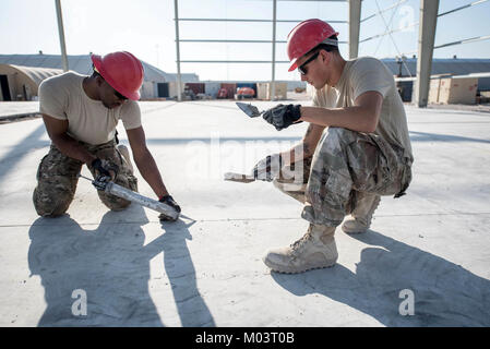 Flieger von der 557th Expeditionary rasch verlegbare Schweren operativen Reparatur Squadron Ingenieure (RED HORSE) Squadron Arbeit über eine neue Struktur, die die 557th ERHS Wartung des Fahrzeugs bei Al Udeid Air Base, Katar, Dez. 20, 2017 Haus wird. Die 557Th ERHS hat über 200 Flieger, die sind spezialisiert auf Jobs, die schwere Ausrüstung Betreiber gehören; Heizung, Lüftung, Klimaanlage Techniker; Strukturen, Spezialisten, Elektriker und Klempner, über das US Central Command Verantwortungsbereich eingesetzt. (U.S. Air National Guard Stockfoto