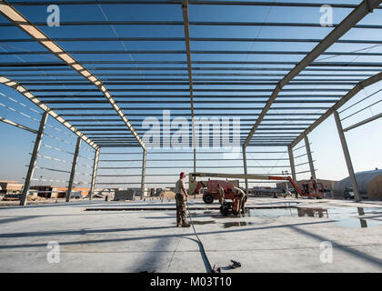 Flieger von der 557th Expeditionary rasch verlegbare Schweren operativen Reparatur Squadron Ingenieure (RED HORSE) Squadron Arbeit über eine neue Struktur, die die Wartung der Fahrzeuge der 379 Expeditionary Logistik Bereitschaft Squadron bei Al Udeid Air Base, Katar, Dez. 20, 2017 Haus wird. Die 557Th ERHS hat über 200 Flieger, die sind spezialisiert auf Jobs, die schwere Ausrüstung Operatoren, Heizung, Lüftung, Klimaanlage Techniker, Strukturen Spezialisten, Elektriker und Klempner, über das US Central Command Verantwortungsbereich eingesetzt. (U.S. Air National Guard Stockfoto