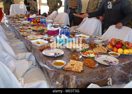 Task Force Südosten Führer, einschließlich Brig. Gen. David Hamilton, militärischen und polizeilichen Advisor Team Kommandanten und Berater Durchführung einer Expeditionary Beratungsangebot (EAP) zu FOB Sultan in der Provinz Ghazni. Während des EAP, TF Südosten Regierungschefs mit der afghanischen Armee (ANA), der afghanischen nationalen Polizei (ANP und Nationale Direktion für Sicherheit (NDS) Beamten, der Landeshauptmann (PGov) in Ghazni zu gehören. Stockfoto