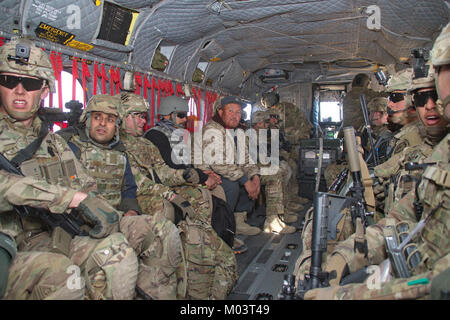 Task Force Südosten Führer, einschließlich Militär und Polizei Advisor Team Kommandanten und Berater Durchführung einer Expeditionary Beratungsangebot (EAP) zu FOB Sultan in der Provinz Ghazni. Während des EAP, TF Südosten Regierungschefs mit der afghanischen Armee (ANA), der afghanischen nationalen Polizei (ANP und Nationale Direktion für Sicherheit (NDS) Beamten, der Landeshauptmann (PGov) in Ghazni zu gehören. Große Kevin Nicklay, Commander Task Force Südosten Polizei Advisory Teams der 3.Infanterie Division Main Command Post operative Trennung, abgebildet ist das Fliegen mit seinem afghanischen Gegenstück, Brigadegeneral R Stockfoto