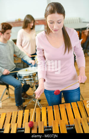 Frau spielen Holz Xylophon Stockfoto