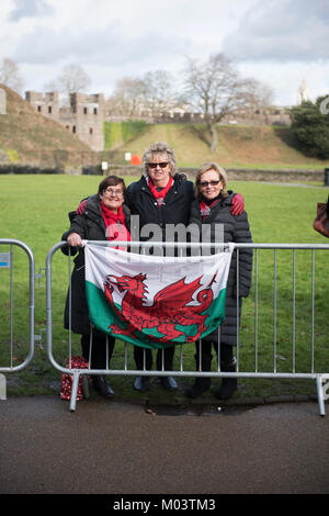 Cardiff, Wales, Vereinigtes Königreich. 18 Jan, 2018. Prinz Harry und Meghan Markle Besuch in Cardiff und das Schloss von Cardiff zum ersten Mal als Paar. Der Besuch soll zu präsentieren einige der reichen Geschichte und Kultur, dass Cardiff zu bieten hat. Sie besuchen verschiedene Teile von Großbritannien als Teil ihres Engagements, Kredit: Aiyush Pachnanda/Alamy leben Nachrichten Stockfoto