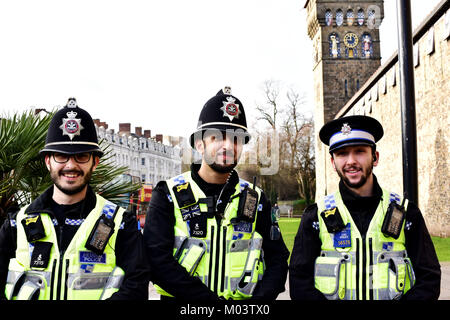 Cardiff, Großbritannien. 18 Jan, 2018. Spezial-konstabler Guto Gwilym (CORR), Spezial-konstabler Shabaz Ali (CORR) und pcso Simon Byard (CORR). Sicherheit außerhalb der Burg von Cardiff und die Vorbereitung für die Ankunft der Prinzen Harry und Meghan Markle. Credit: Jessica Gwynne/Alamy leben Nachrichten Stockfoto